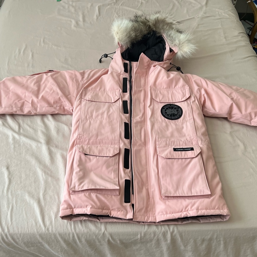 powder pink canada goose jacket. new without tags. size XS/TP